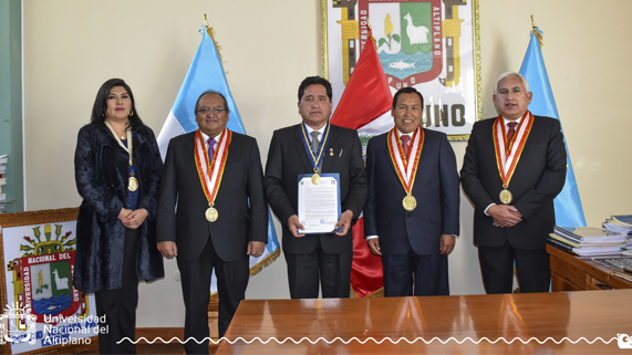 Mediante Resolución Rectoral N° 1349-2023-R-UNA, se designó al M.Sc. Juan Carlos Benavides Huanca como nuevo Director de Admisión de la Universidad Nacional del Altiplano, quien asumiera esta responsabilidad en ceremonia de juramentación presidida por el Dr. Paulino Machaca Ari, Rector, el Dr. Mario Cuentas Alvarado, Vicerrector Académico, el Dr. Ariel Velazco Cárdenas, Vicerrector de Investigación y la Abog. Leila Flores Bustinza, Secretaria General.