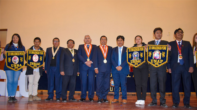 En las instalaciones del Auditorio Magno de la Universidad Nacional del Altiplano Puno se llevó a cabo la ceremonia de inauguración del XII Congreso Nacional de Ingeniería Geológica 2023 (CONAEINGEO), evento que contó tuvo la participación de estudiantes de diversas universidades del país y del vecino país de Bolivia; actividad que esta edición está organizada por la Escuela Profesional de Ingeniería Geológica y tiene como lema “Puno; Una visión hacia el desarrollo de la Geología en el Perú”.