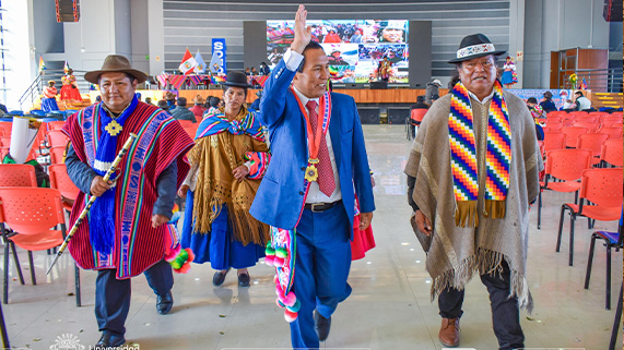 En un ambiente de reflexión, unidad y firme compromiso con los pueblos originarios, la Universidad Nacional del Altiplano Puno, fue sede de la II Asamblea Regional de presidentes de Comunidades Campesinas y Parcialidades de la región Puno, desarrollada en el Salón de Eventos de la primera casa superior de estudios de la región. El rector, Dr. Paulino Machaca Ari, expresó enfáticamente que, la UNA Puno, está identificada con los pueblos quechuas y aimaras, y que trabaja para servirlos desde el ámbito académi