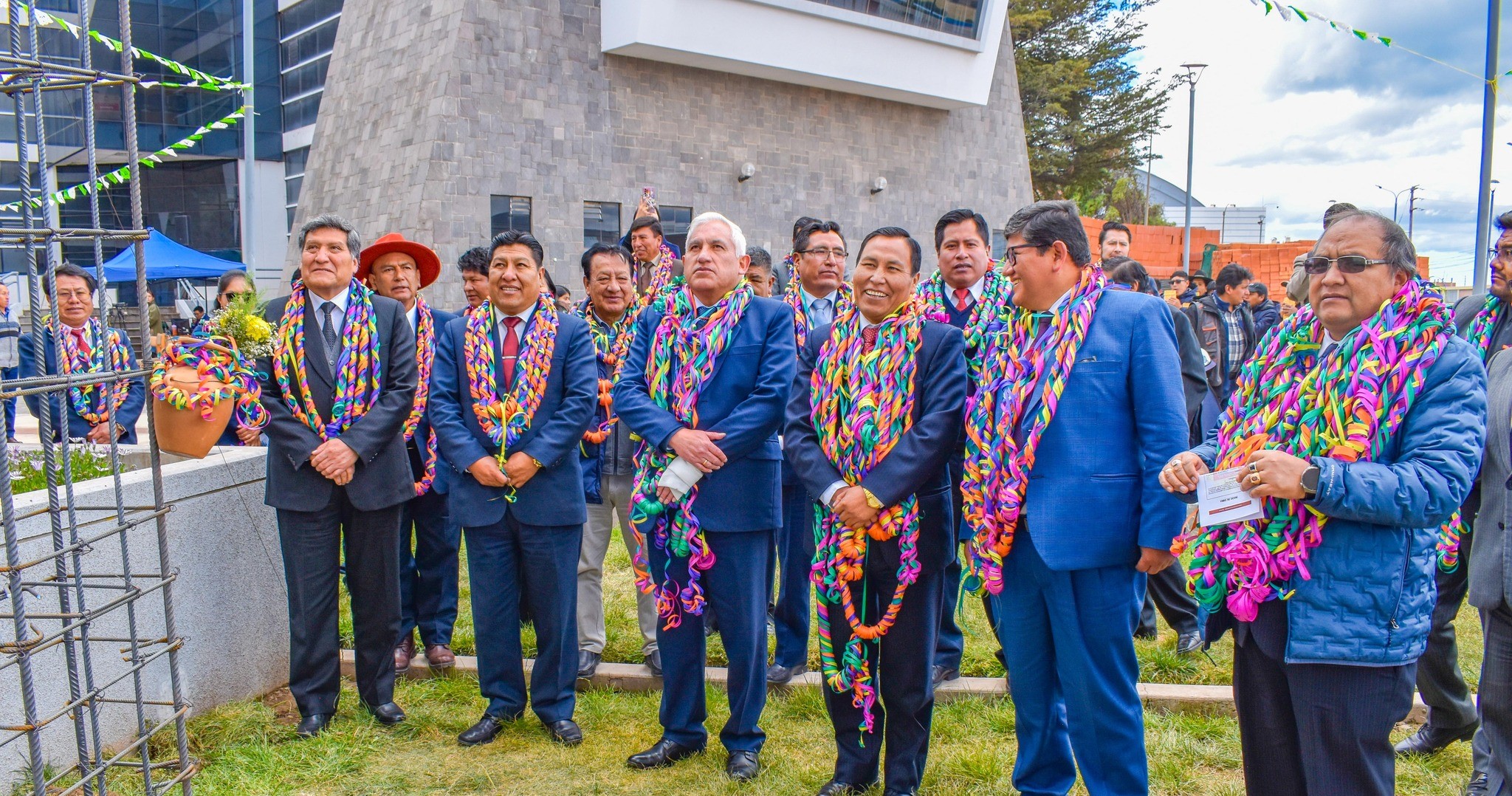La Universidad Nacional del Altiplano de Puno, ha dado inicio a una nueva fase en la modernización de la Escuela de Posgrado (EPG), con la ejecución de la obra: adquisición de equipamiento para los ambientes de gestión administrativa y mobiliario de oficina. Esta intervención se enmarca dentro de los esfuerzos institucionales por elevar la calidad académica y administrativa, con un enfoque en tecnología e innovación al servicio de los profesionales que se especializan en maestrías y doctorados.