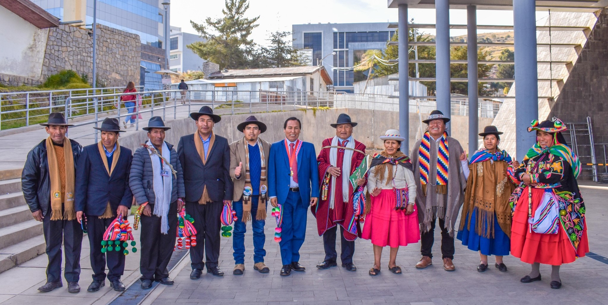 En un ambiente de reflexión, unidad y firme compromiso con los pueblos originarios, la Universidad Nacional del Altiplano Puno, fue sede de la II Asamblea Regional de presidentes de Comunidades Campesinas y Parcialidades de la región Puno, desarrollada en el Salón de Eventos de la primera casa superior de estudios de la región. El rector, Dr. Paulino Machaca Ari, expresó enfáticamente que, la UNA Puno, está identificada con los pueblos quechuas y aimaras, y que trabaja para servirlos desde el ámbito académi