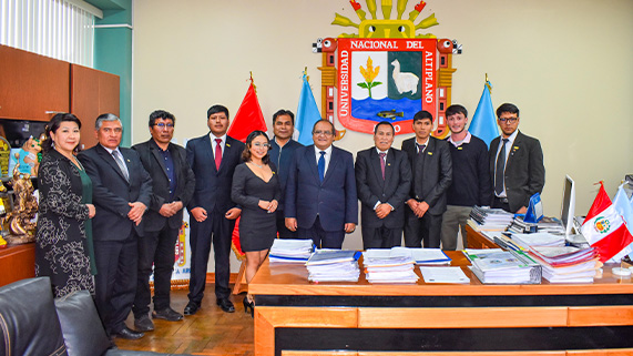 La Universidad Nacional del Altiplano de Puno, realizó un cálido recibimiento a los estudiantes internacionales que forman parte del Programa de Movilidad Académica CRISCOS y RPU. Los mismos ya vienen desarrollando actividades académicas en distintas escuelas profesionales de esta casa superior de estudios. La ceremonia de bienvenida estuvo presidida por el rector, Dr. Paulino Machaca Ari, acompañado del Vicerrector de Investigación, Dr. Ariel Velazco Cárdenas, la jefa de la Oficina de Cooperación y Relacio