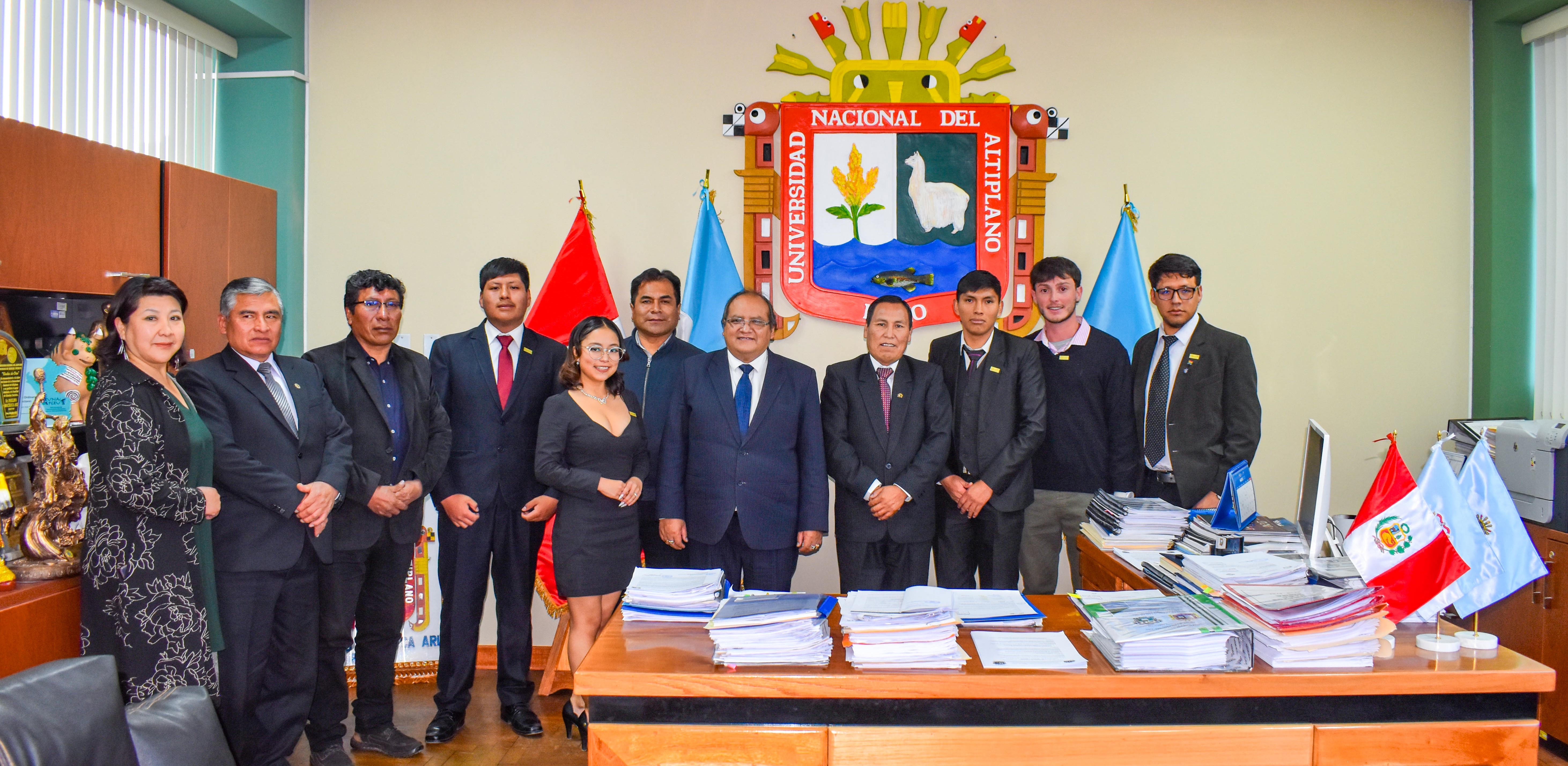 La Universidad Nacional del Altiplano de Puno, realizó un cálido recibimiento a los estudiantes internacionales que forman parte del Programa de Movilidad Académica CRISCOS y RPU. Los mismos ya vienen desarrollando actividades académicas en distintas escuelas profesionales de esta casa superior de estudios. La ceremonia de bienvenida estuvo presidida por el rector, Dr. Paulino Machaca Ari, acompañado del Vicerrector de Investigación, Dr. Ariel Velazco Cárdenas, la jefa de la Oficina de Cooperación y Relacio