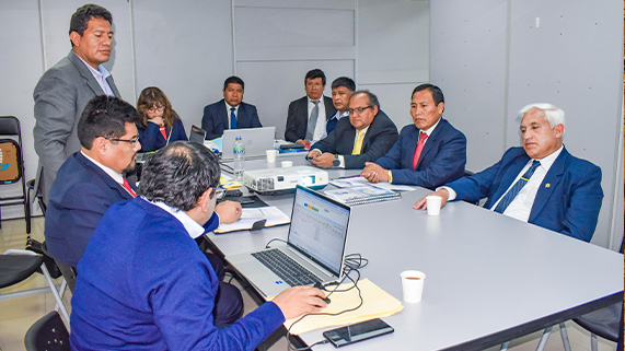 En el marco del proceso de Programación y Formulación del Presupuesto Público para el año fiscal 2026, el rector de la Universidad Nacional del Altiplano de Puno, Dr. Paulino Machaca Ari, junto a los vicerrectores Dr. Mario Cuentas Alvarado y Dr. Ariel Velazco Cárdenas, encabezó la sustentación ante el Ministerio de Economía y Finanzas (MEF) para la asignación de un mayor presupuesto que permita consolidar acciones estratégicas orientadas al fortalecimiento institucional y a la mejora continua de la calidad