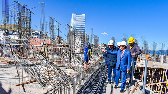 La Universidad Nacional del Altiplano de Puno avanza a paso firme en la modernización de su infraestructura institucional. El rector, Dr. Paulino Machaca Ari supervisó el avance de la construcción de la tribuna norte del Estadio Monumental de la UNA, y se constató que la obra ha superado el 52% de avance físico.