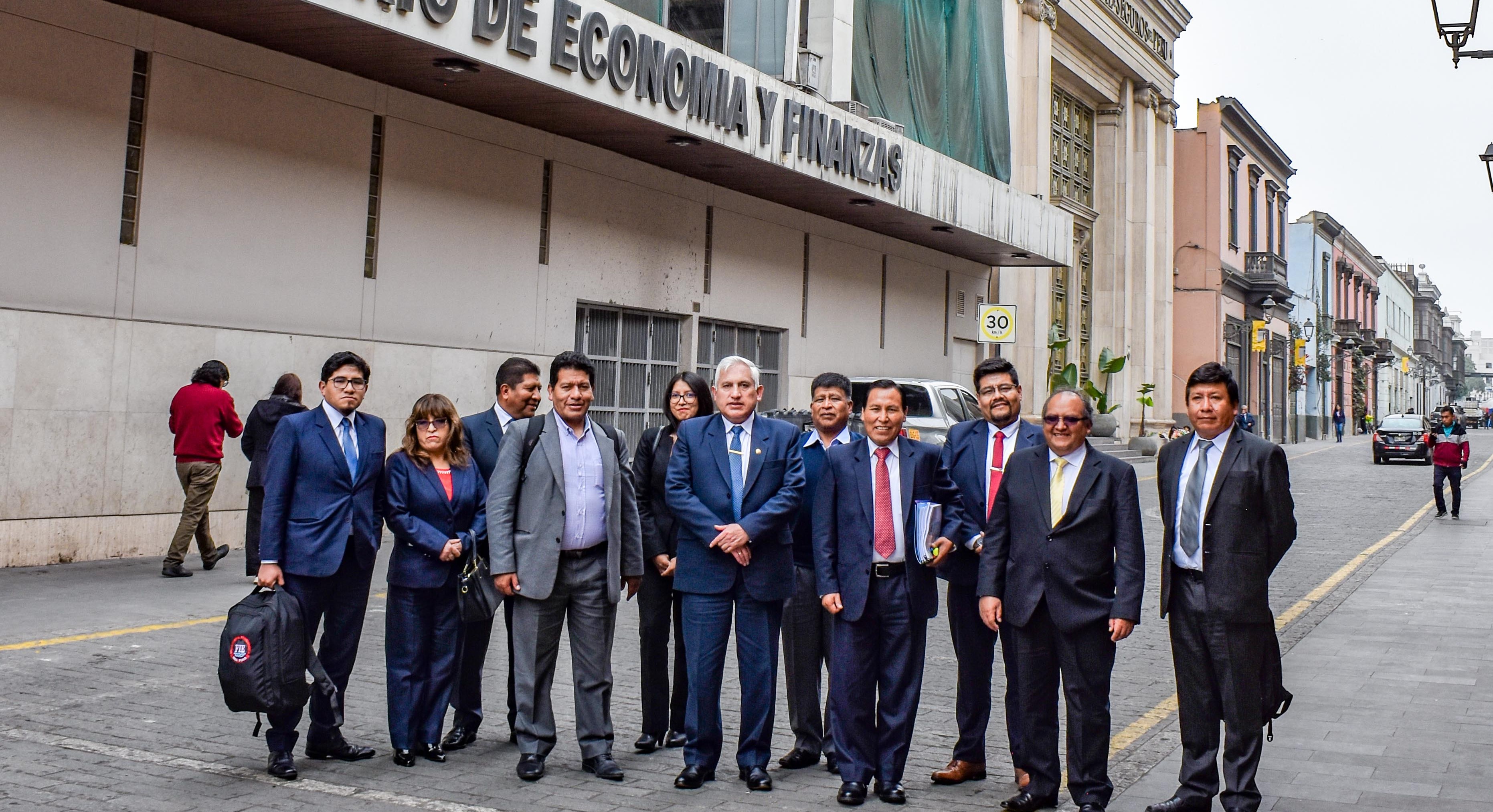 En el marco del proceso de Programación y Formulación del Presupuesto Público para el año fiscal 2026, el rector de la Universidad Nacional del Altiplano de Puno, Dr. Paulino Machaca Ari, junto a los vicerrectores Dr. Mario Cuentas Alvarado y Dr. Ariel Velazco Cárdenas, encabezó la sustentación ante el Ministerio de Economía y Finanzas (MEF) para la asignación de un mayor presupuesto que permita consolidar acciones estratégicas orientadas al fortalecimiento institucional y a la mejora continua de la calidad