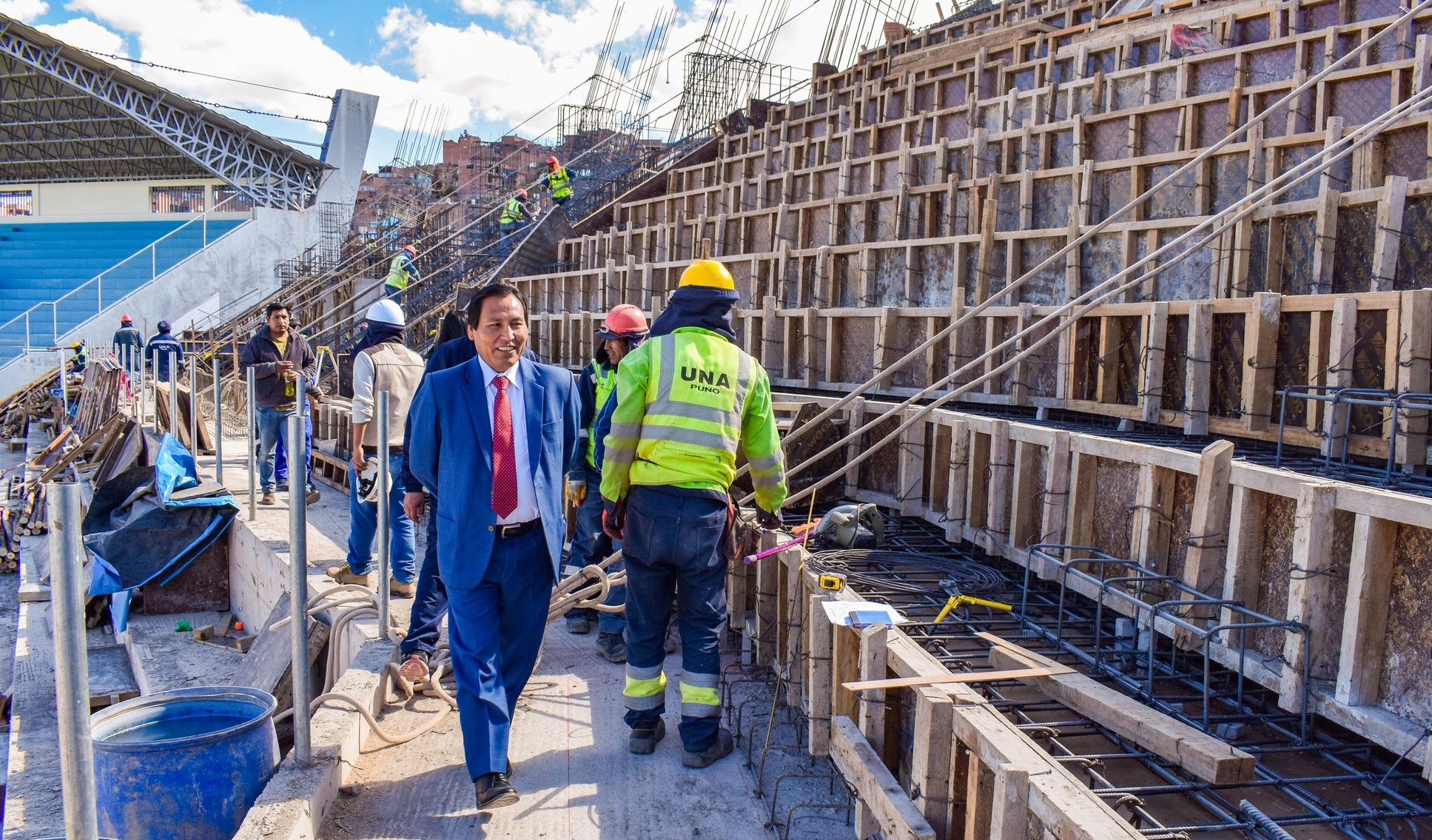 La Universidad Nacional del Altiplano de Puno avanza a paso firme en la modernización de su infraestructura institucional. El rector, Dr. Paulino Machaca Ari supervisó el avance de la construcción de la tribuna norte del Estadio Monumental de la UNA, y se constató que la obra ha superado el 52% de avance físico.