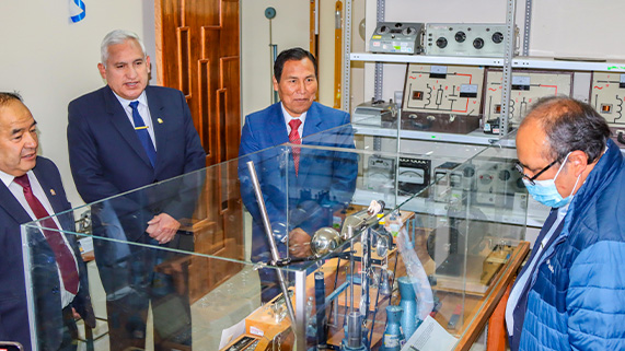 Como parte del proceso de mejora continua, la Escuela Profesional de Físico Matemáticas de la Facultad de Ingeniería Civil y Arquitectura de la Universidad Nacional del Altiplano de Puno, inauguró un moderno Museo de Física y una Biblioteca Especializada. Esta iniciativa reafirma el compromiso institucional con una educación de calidad y la modernización progresiva de sus unidades académicas.
