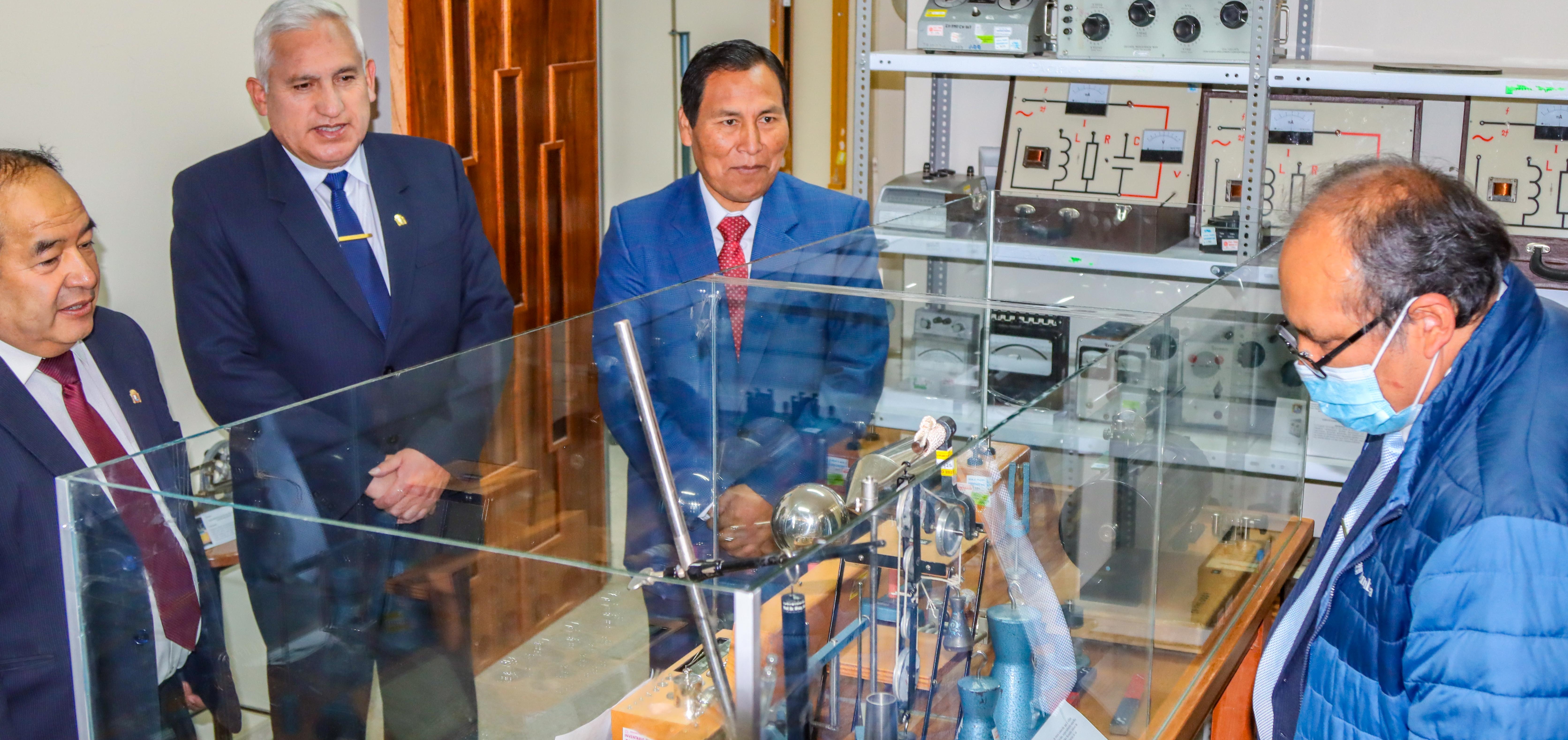 Como parte del proceso de mejora continua, la Escuela Profesional de Físico Matemáticas de la Facultad de Ingeniería Civil y Arquitectura de la Universidad Nacional del Altiplano de Puno, inauguró un moderno Museo de Física y una Biblioteca Especializada. Esta iniciativa reafirma el compromiso institucional con una educación de calidad y la modernización progresiva de sus unidades académicas.
