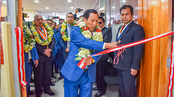 En el marco de su 169 aniversario institucional, la Universidad Nacional del Altiplano de Puno, dio un paso histórico hacia la modernización tecnológica con la inauguración de la red de fibra óptica Wi-Fi 7, acto de inauguración presidido por el Rector, Dr. Paulino Machaca Ari y del Vicepresidente de la empresa global Huawei, Allen Chan, quien apadrinó la puesta en marcha de la conectividad en alta velocidad en todo el campus universitario junto a los decanos, funcionarios y estudiantes.