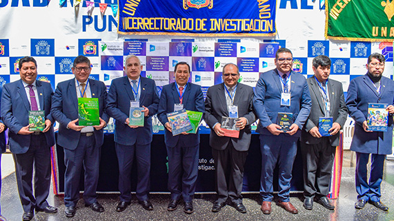 En el marco de su 169 aniversario institucional que se celebrará este 29 de agosto, la Universidad Nacional del Altiplano de Puno presentó a la comunidad universitaria y público en general un importante conjunto de publicaciones científicas, consistentes en libros y revistas de investigación. El acto académico se desarrolló en el Salón del Centro Cultural de la UNA Puno y contó con la presencia de las principales autoridades universitarias, así como de docentes, estudiantes e investigadores.