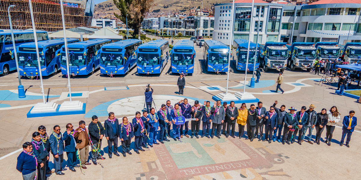 ¡Histórico! El Rector de la Universidad Nacional del Altiplano de Puno, Dr. Paulino Machaca Ari, hizo entrega de una moderna flota de buses para el transporte gratuito de estudiantes, así como un pool de maquinarias pesadas, destinadas a garantizar la ejecución de obras de gran envergadura en favor de toda la comunidad universitaria, esto en vísperas a recordar los 169 años de creación de esta prestigiosa universidad, la cual camino a paso firme rumbo a su internacionalización.   