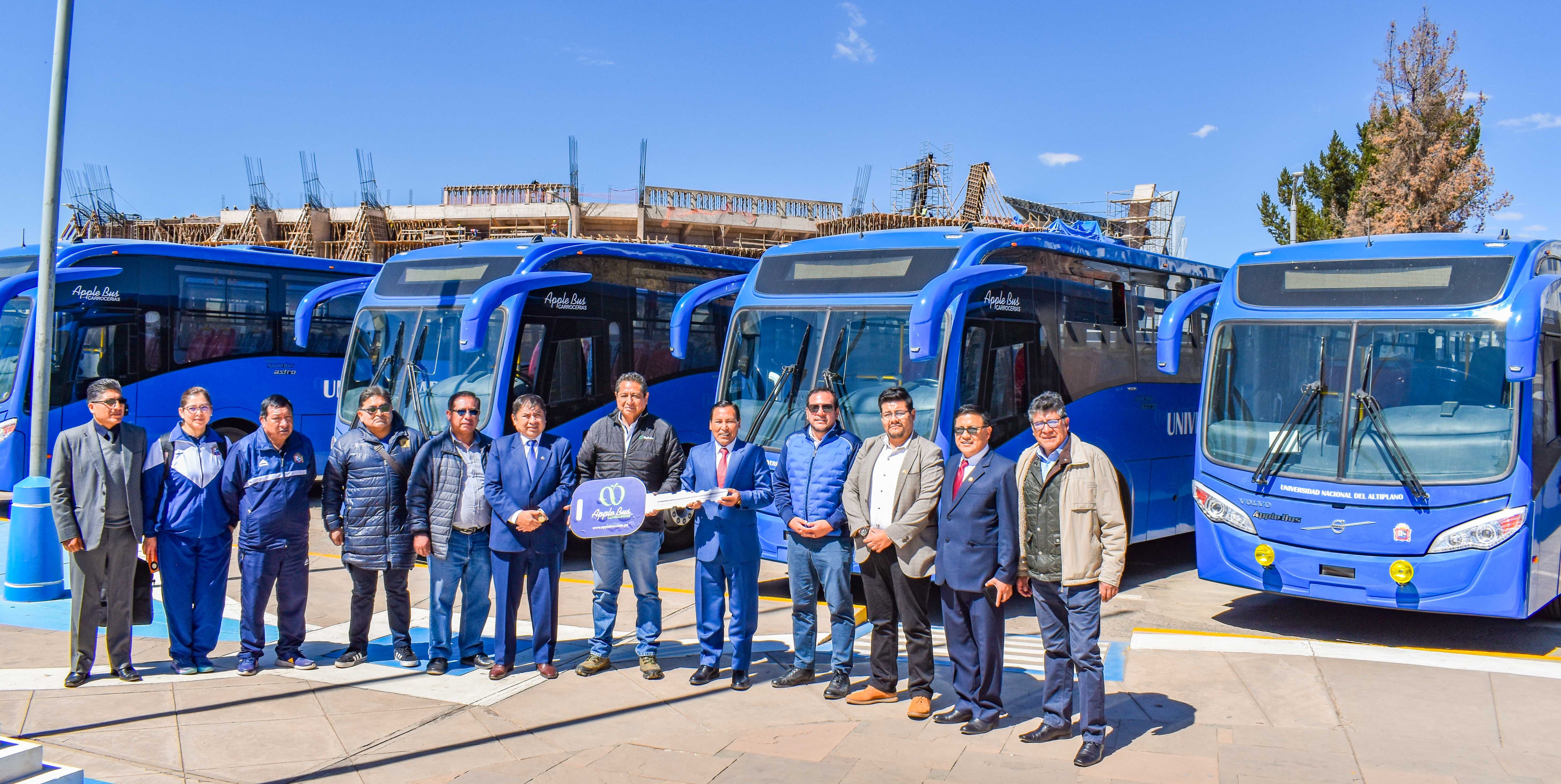 Con el propósito de garantizar un servicio de transporte gratuito, seguro, cómodo y eficiente para sus estudiantes, la Universidad Nacional del Altiplano de Puno, bajo el liderazgo del rector Dr. Paulino Machaca Ari, continúa modernizando su flota vehicular. En esta oportunidad, la primera casa superior de estudios de la región, recibió seis flamantes buses que ya se encuentran en el campus universitario, listos para su próxima puesta en funcionamiento.