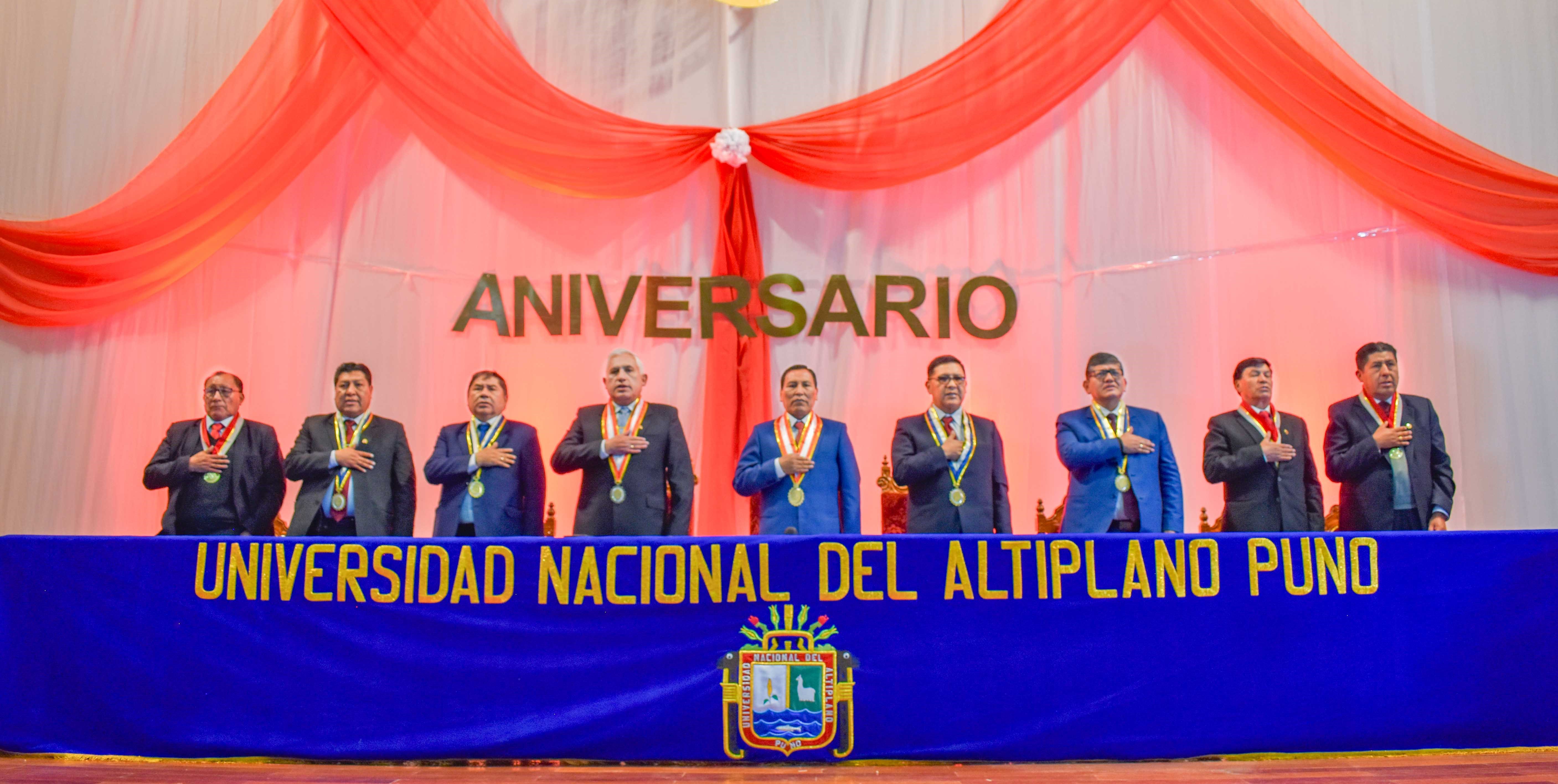 La Facultad de Ingeniería Económica de la Universidad Nacional del Altiplano de Puno celebró su 61 aniversario institucional, reafirmando su compromiso de formar profesionales altamente calificados y con vocación de servicio para contribuir al desarrollo de la región y del país. En la ceremonia central, el decano de la facultad, Dr. Edson Apaza Mamani, destacó el respaldo del Rector, Dr. Paulino Machaca Ari, en el proceso de acreditación nacional e internacional, así como en la implementación de mejoras aca