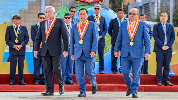 Con 19,489 estudiantes, entre ellos 1,860 nuevos ingresantes, y el respaldo de 1,670 docentes nombrados y contratados en su haber, la Universidad Nacional del Altiplano de Puno, dio inicio oficialmente al II semestre académico 2025. La ceremonia se realizó en el campus universitario, donde estuvieron presentes las principales autoridades, docentes, estudiantes y personal administrativo.