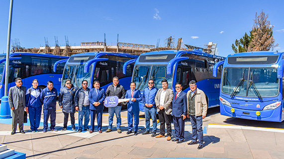 Con el propósito de garantizar un servicio de transporte gratuito, seguro, cómodo y eficiente para sus estudiantes, la Universidad Nacional del Altiplano de Puno, bajo el liderazgo del rector Dr. Paulino Machaca Ari, continúa modernizando su flota vehicular. En esta oportunidad, la primera casa superior de estudios de la región, recibió seis flamantes buses que ya se encuentran en el campus universitario, listos para su próxima puesta en funcionamiento.