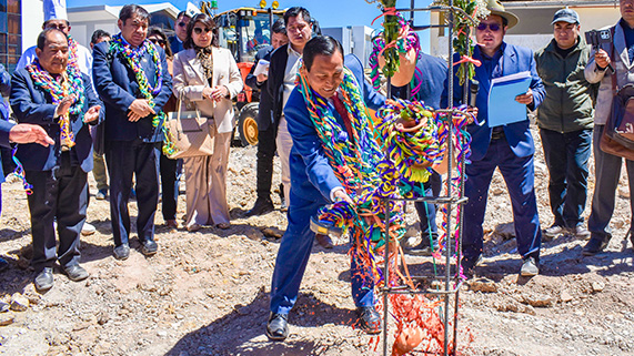 En el marco del fortalecimiento de los servicios de bienestar universitario, la Universidad Nacional del Altiplano de Puno, con la colocación de la primera piedra, inició oficialmente la construcción del proyecto de “Mejoramiento y Ampliación del Servicio de Gestión Institucional en Educación Superior Universitaria en el Comedor Universitario de la Unidad de Bienestar Social de la UNA”, con una inversión que supera los 62 millones de soles.