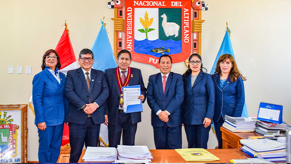La Universidad Nacional del Altiplano de Puno, a través de su Escuela de Posgrado, realizó la ceremonia de premiación y reconocimiento al Dr. Tomás Veliz Quispe, docente de esta casa superior de estudios, quien resultó ganador del concurso “Premio a la Publicación Científica de la Escuela de Posgrado de la UNA Puno 2024”. Este galardón se otorgó luego de la exitosa sustentación y posterior publicación de su artículo científico en una revista de alto impacto internacional.