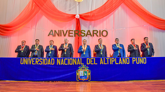 La Facultad de Ingeniería Económica de la Universidad Nacional del Altiplano de Puno celebró su 61 aniversario institucional, reafirmando su compromiso de formar profesionales altamente calificados y con vocación de servicio para contribuir al desarrollo de la región y del país. En la ceremonia central, el decano de la facultad, Dr. Edson Apaza Mamani, destacó el respaldo del Rector, Dr. Paulino Machaca Ari, en el proceso de acreditación nacional e internacional, así como en la implementación de mejoras aca
