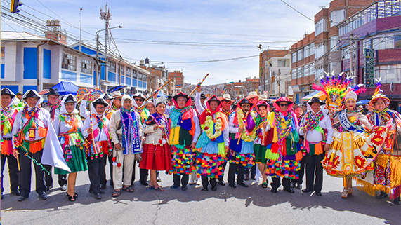 Con éxito se desarrolló el III Festival del Folklore Universitario 2025, una de las celebraciones culturales más esperadas por la comunidad universitaria. El evento se realizó en el Estadio Monumental de la UNA, donde autoridades, docentes y estudiantes se unieron en un colorido pasacalle por las principales calles de la ciudad de Puno, capital del folklore peruano, desplegando talento, alegría y tradición a través de la danza y la música.