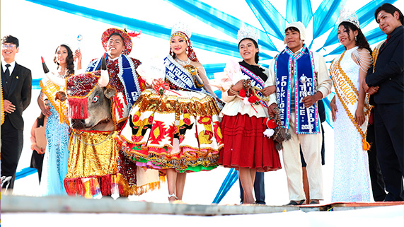 En una jornada llena de color, danza y tradición, fueron coronados como “Pareja Folklore de la UNA” los estudiantes Luz Angelica Condori Ccama y Williams Wiracocha Sahua, de la Filial Chucuito – Juli, quienes interpretaron con maestría la danza Pinkillada Utachiris de Lupaca; así como Saida Maribel Ramos Choque y Everson Machaca Gómez, de la Escuela Profesional de Ciencias Contables, con la danza Wakawaka.