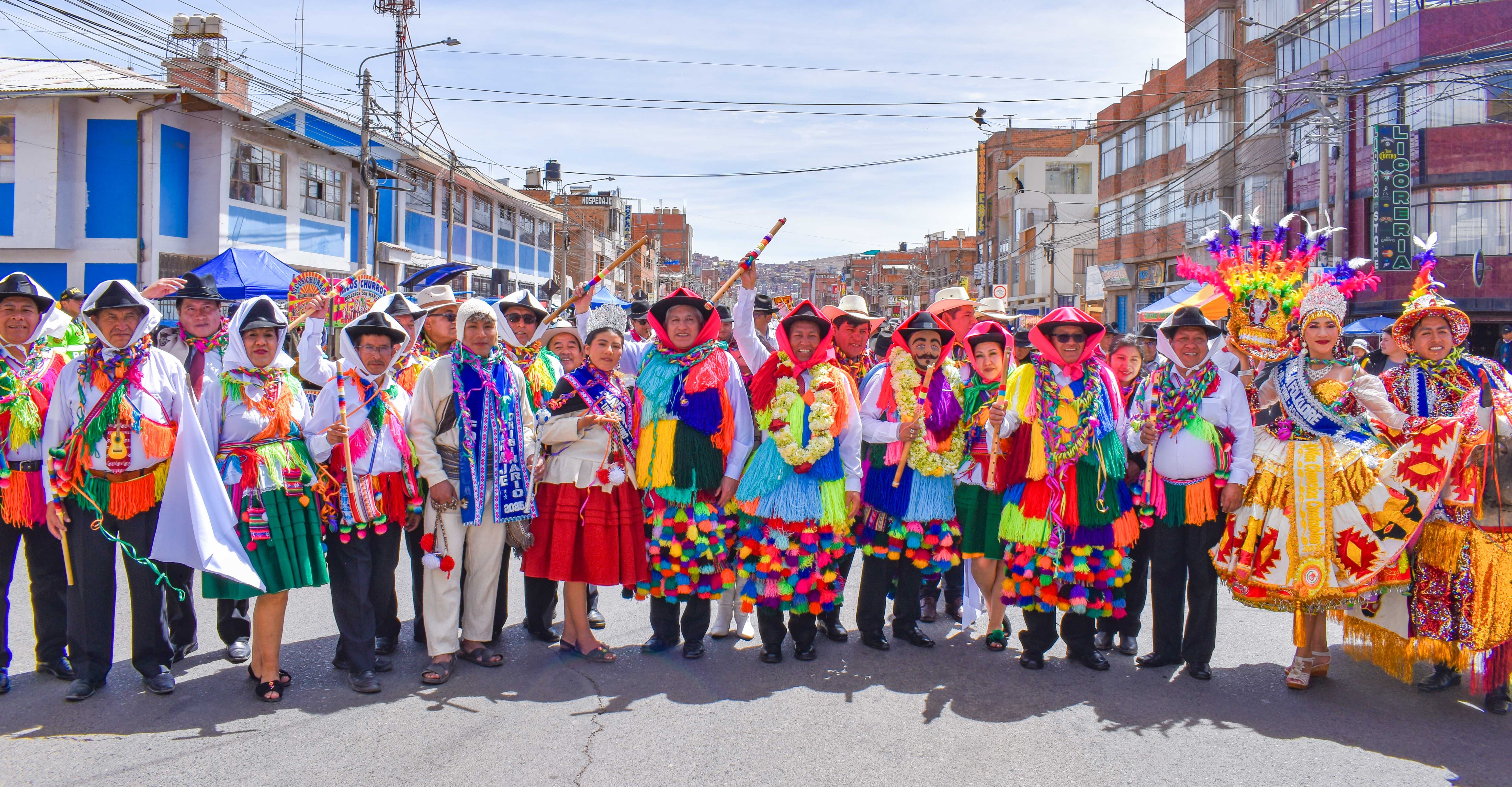 Con éxito se desarrolló el III Festival del Folklore Universitario 2025, una de las celebraciones culturales más esperadas por la comunidad universitaria. El evento se realizó en el Estadio Monumental de la UNA, donde autoridades, docentes y estudiantes se unieron en un colorido pasacalle por las principales calles de la ciudad de Puno, capital del folklore peruano, desplegando talento, alegría y tradición a través de la danza y la música.