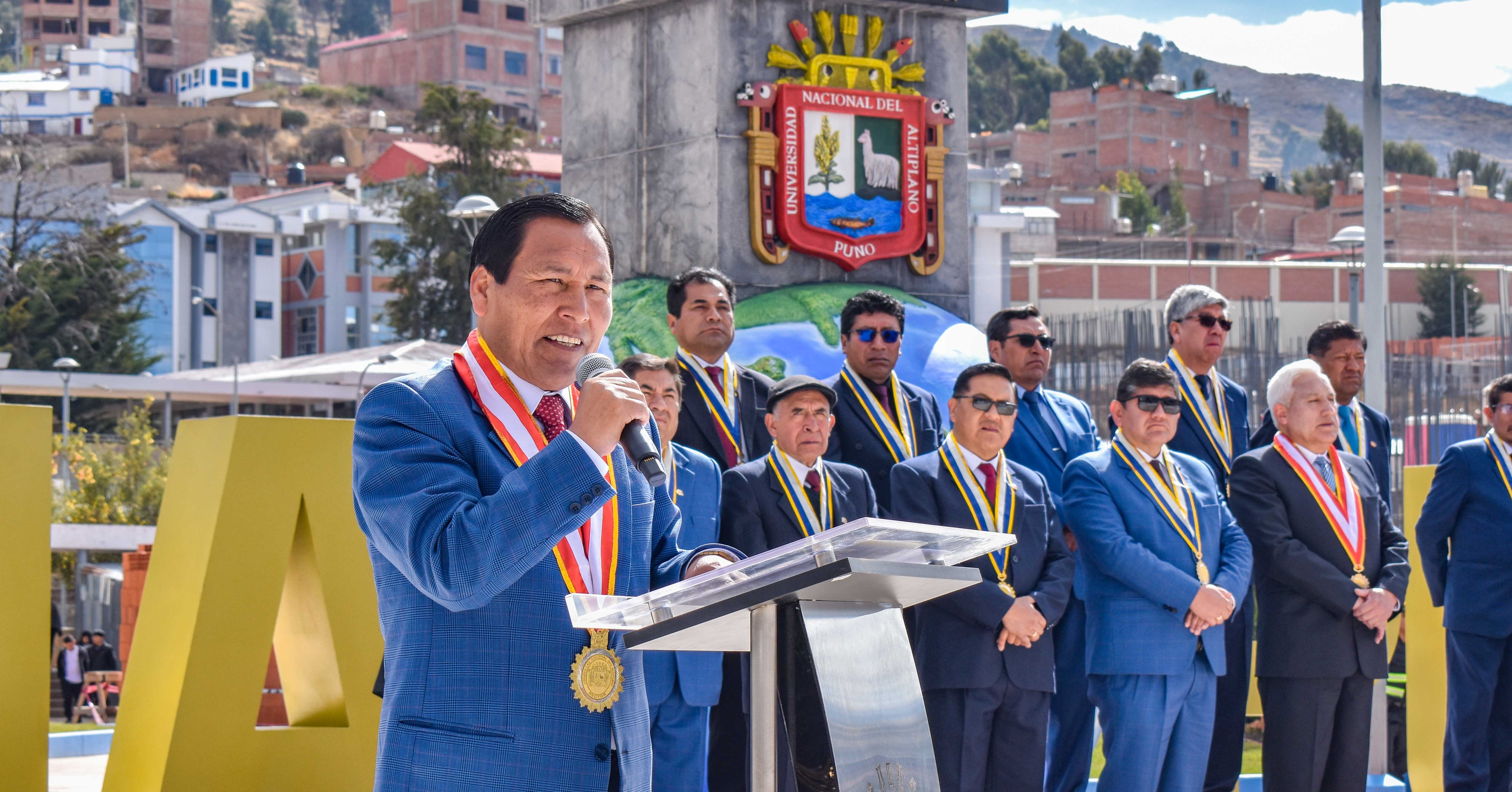 Con 19,489 estudiantes, entre ellos 1,860 nuevos ingresantes, y el respaldo de 1,670 docentes nombrados y contratados en su haber, la Universidad Nacional del Altiplano de Puno, dio inicio oficialmente al II semestre académico 2025. La ceremonia se realizó en el campus universitario, donde estuvieron presentes las principales autoridades, docentes, estudiantes y personal administrativo.