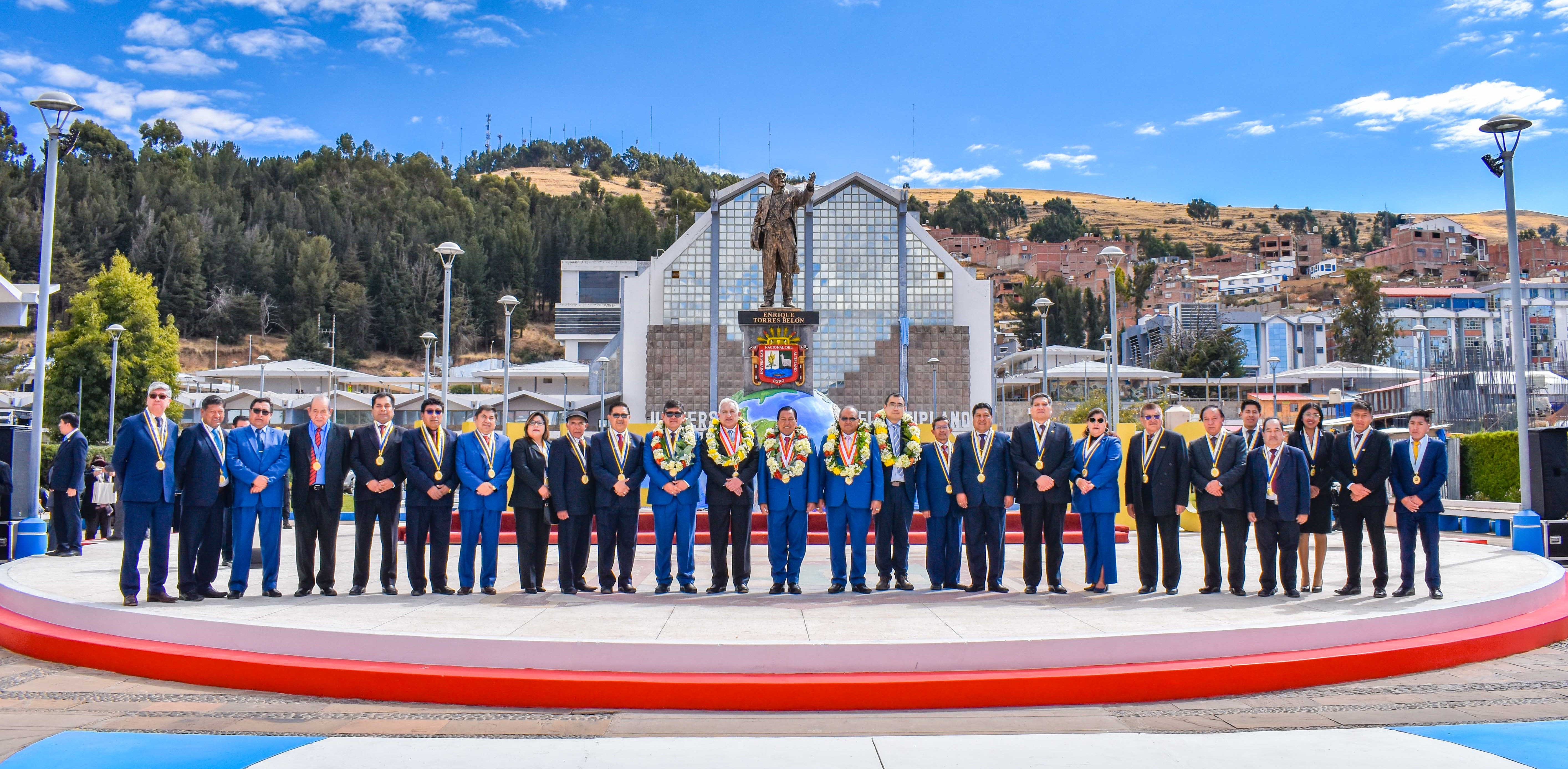 En el marco de su 169 aniversario institucional, la Universidad Nacional del Altiplano de Puno, dio un paso histórico hacia la modernización tecnológica con la inauguración de la red de fibra óptica Wi-Fi 7, acto de inauguración presidido por el Rector, Dr. Paulino Machaca Ari y del Vicepresidente de la empresa global Huawei, Allen Chan, quien apadrinó la puesta en marcha de la conectividad en alta velocidad en todo el campus universitario junto a los decanos, funcionarios y estudiantes.
