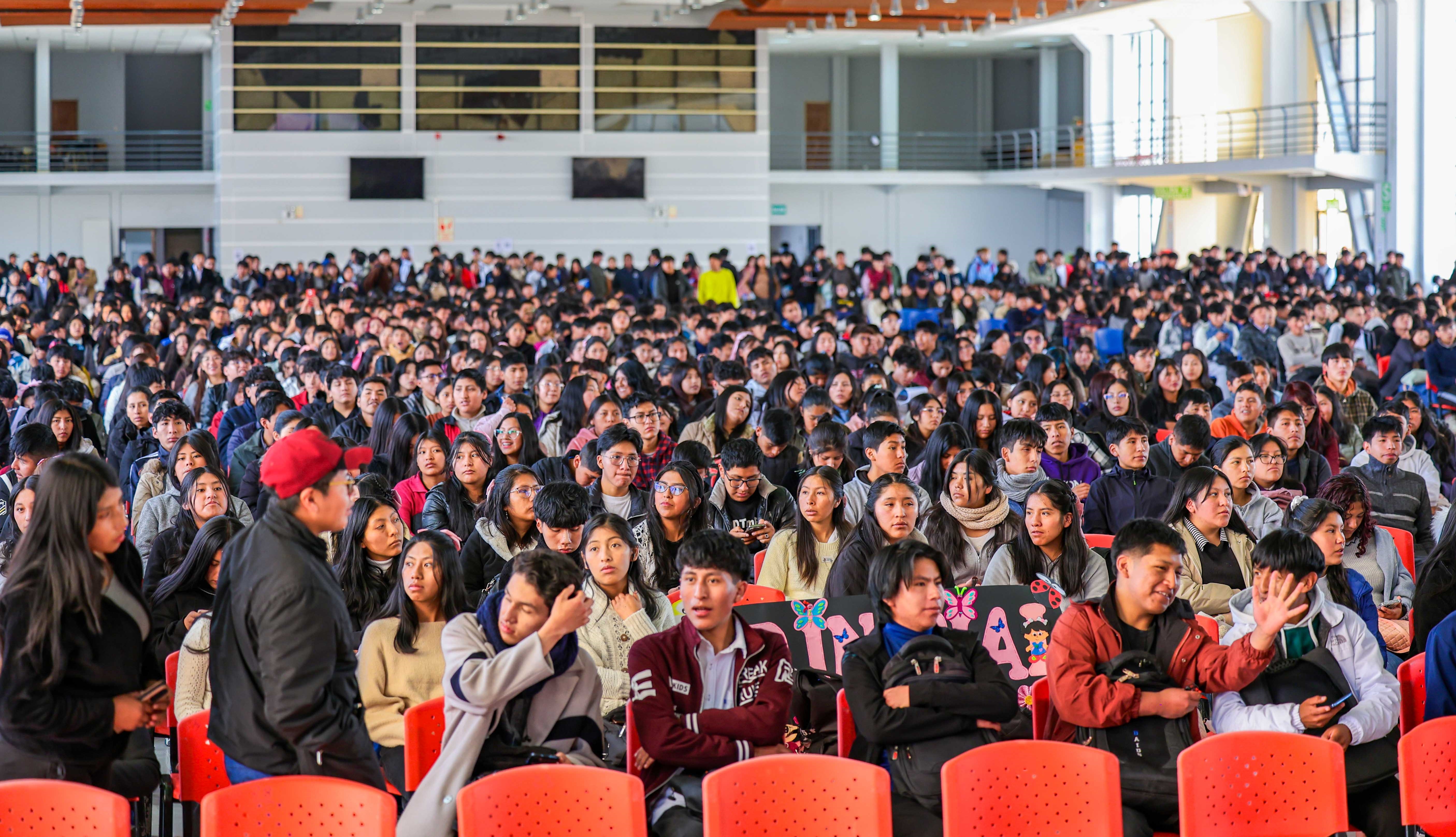 La Universidad Nacional del Altiplano de Puno, brindó una cálida bienvenida a los flamantes cachimbos, quienes iniciaron su formación universitaria con una jornada de orientación sobre el modelo educativo, reglamentos académicos, tutoría universitaria, servicios psicopedagógicos y sistemas de bibliotecas. Así como los servicios de bienestar universitario como comedor, servicio social, recreación y deporte, salud, actividades de proyección social y extensión cultural, el rol de la defensoría universitaria, p