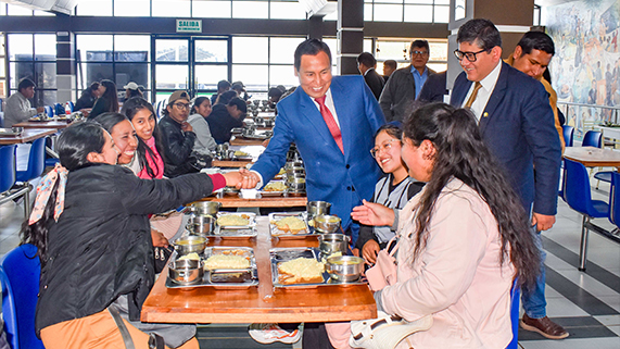 La totalidad de escuelas profesionales serán beneficiadas con almuerzo en el comedor universitario, para lo cual se ha establecido un cronograma de atenciones las cuales iniciaron el día de hoy con los programas de Derecho, Ing. Topográfica y Agrimensura, Arquitectura y Urbanismo, Antropología y Educación Secundaria, por lo que los estudiantes sólo deberán de presentar su DNI o ficha de matrícula para ser atendidos.