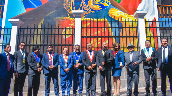 Con la presencia de la máxima autoridad universitaria de la Universidad Nacional del Altiplano, Dr. Paulino Machaca Ari, el Colegio Nacional San Carlos de Puno celebró su Bicentenario, actividad que inicio con la colocación de ofrendas florales al Busto del Libertador Simón Bolívar, el cambio de escolta, la debelación de las placas conmemorativas de 200 años de creación y el desfile institucional de aniversario.