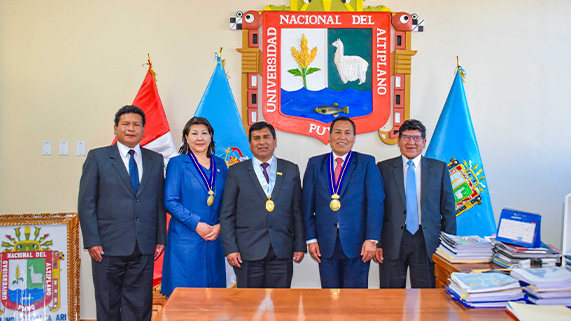 Con el objetivo de potenciar la mejora de los aprendizajes de los estudiantes de Educación Básica Regular (EBR), Centros de Educación Técnico-Productiva (CETPRO) y Educación Superior no Universitaria en la región Puno, la Universidad Nacional del Altiplano (UNA Puno) y la Dirección Regional de Educación de Puno (DREP) suscribieron un convenio de cooperación interinstitucional. El acto fue encabezado por el Rector de la UNA Puno, Dr. Paulino Machaca Ari, y el director de la DREP, Abog. Edson de Amat Apaza Ap