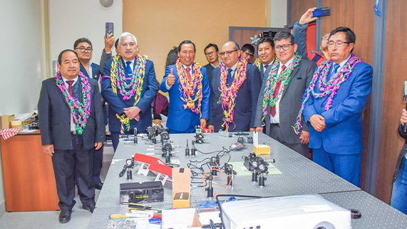 Inauguración de lujo. La Universidad Nacional del Altiplano de Puno marcó un nuevo hito en el ámbito científico y académico con la inauguración del primer Laboratorio de Óptica Cuántica, implementado en la Escuela Profesional de Ciencias Físico Matemática de la Facultad de Ingeniería Civil y Arquitectura. Este innovador espacio, está destinado a generar avances en el desarrollo de tecnologías cuánticas, consolidando a la casa superior de estudios como referente en investigación de alto nivel.