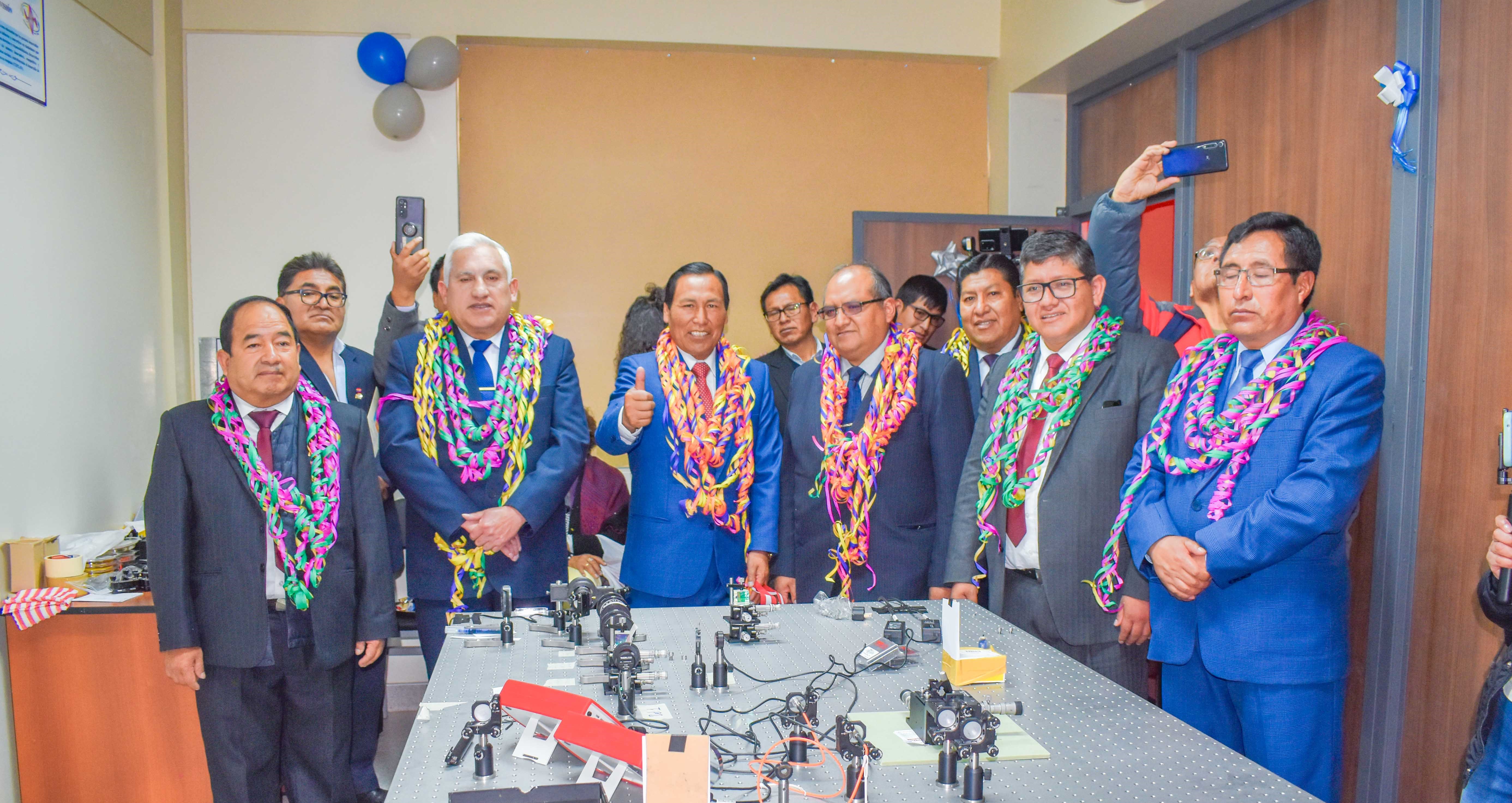 Inauguración de lujo. La Universidad Nacional del Altiplano de Puno marcó un nuevo hito en el ámbito científico y académico con la inauguración del primer Laboratorio de Óptica Cuántica, implementado en la Escuela Profesional de Ciencias Físico Matemática de la Facultad de Ingeniería Civil y Arquitectura. Este innovador espacio, está destinado a generar avances en el desarrollo de tecnologías cuánticas, consolidando a la casa superior de estudios como referente en investigación de alto nivel.