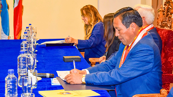 En el marco del 44 aniversario de la Escuela Profesional de Turismo, la Universidad Nacional del Altiplano de Puno, representado por su rector, Dr. Paulino Machaca Ari, firmó dos importantes convenios interinstitucional, el primero con la Dirección Regional de Comercio Exterior y Turismo (Dircetur) y la cadena hotelera GHL Puno, acto protocolar realizado previo a la realización de la ceremonia central de aniversario.