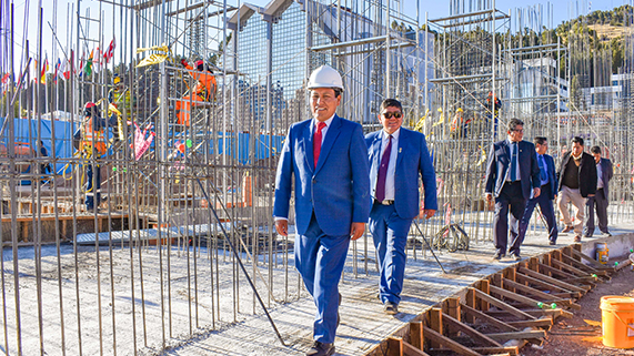 En un significativo paso hacia la modernización de su infraestructura, el Rector de la Universidad Nacional del Altiplano de Puno, Dr. Paulino Machaca Ari, realizó una inspección de supervisión a las obras del nuevo y moderno Auditorio Magno de la institución. La visita contó con la participación de decanos, docentes y el equipo técnico de la universidad, quienes constataron los notables avances de esta obra emblemática, diseñada para albergar a más de 1800 personas.