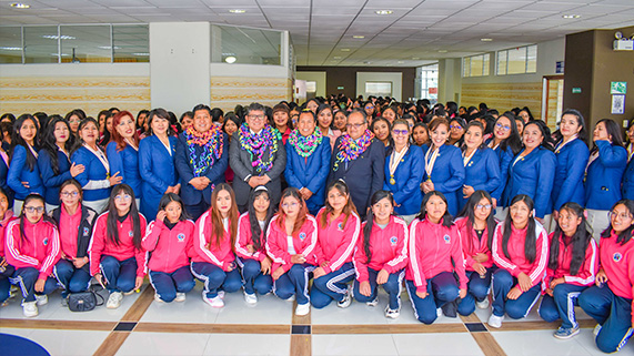 Con el firme compromiso de garantizar una formación de calidad, el rector de la Universidad Nacional del Altiplano de Puno, Dr. Paulino Machaca Ari, realizó la entrega de nuevos ambientes destinados al fortalecimiento académico de la Escuela Profesional de Educación Inicial. Estos espacios contribuirán al desarrollo integral de los futuros profesionales, asegurando condiciones óptimas para la enseñanza, la investigación y la proyección social.