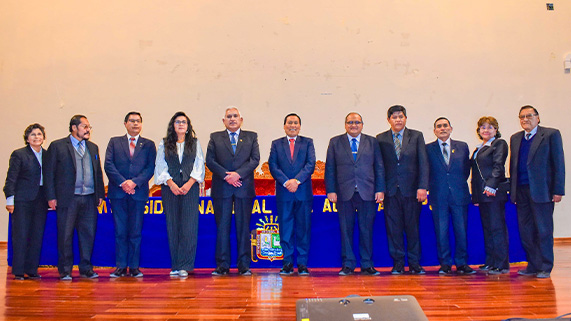 La Universidad Nacional del Altiplano de Puno, a través del Vicerrectorado de Investigación, llevó a cabo el III Seminario de Socialización de Experiencias de Pasantías Docentes Internacionales. El evento sirvió como plataforma para que los docentes beneficiarios expusieran los conocimientos y vivencias adquiridos durante sus estancias de investigación y capacitación de un semestre en prestigiosas universidades de Europa, Asia, Norteamérica y Sudamérica.