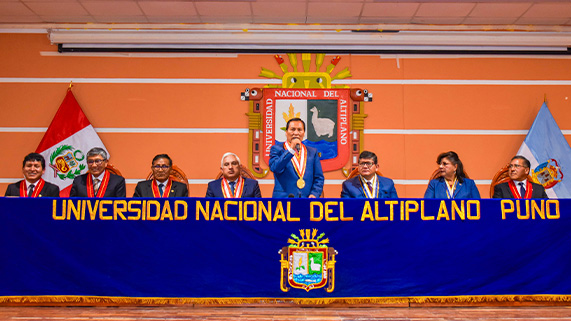Con una solemne ceremonia protocolar cargada de emociones y reconocimientos, la Facultad de Ciencias Contables y Administrativas de la Universidad Nacional del Altiplano de Puno, celebró sus 61 años de vida institucional. El evento, que reunió a autoridades universitarias, docentes, estudiantes y personal administrativo en el Salón de Grados, sirvió para destacar la trayectoria, los logros y el futuro prometedor de una de las facultades más prestigiosas de esta casa de estudios.