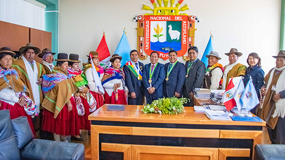 La Universidad Nacional del Altiplano de Puno, en coordinación con la Facultad de Ciencias Agrarias, firmó un importante convenio de cooperación interinstitucional con la Municipalidad del Centro Poblado de Chocco, jurisdicción del distrito de Chupa, provincia de Azángaro. Este acuerdo marca el inicio de un trabajo conjunto destinado a promover el desarrollo sostenible de la población de Chocco.