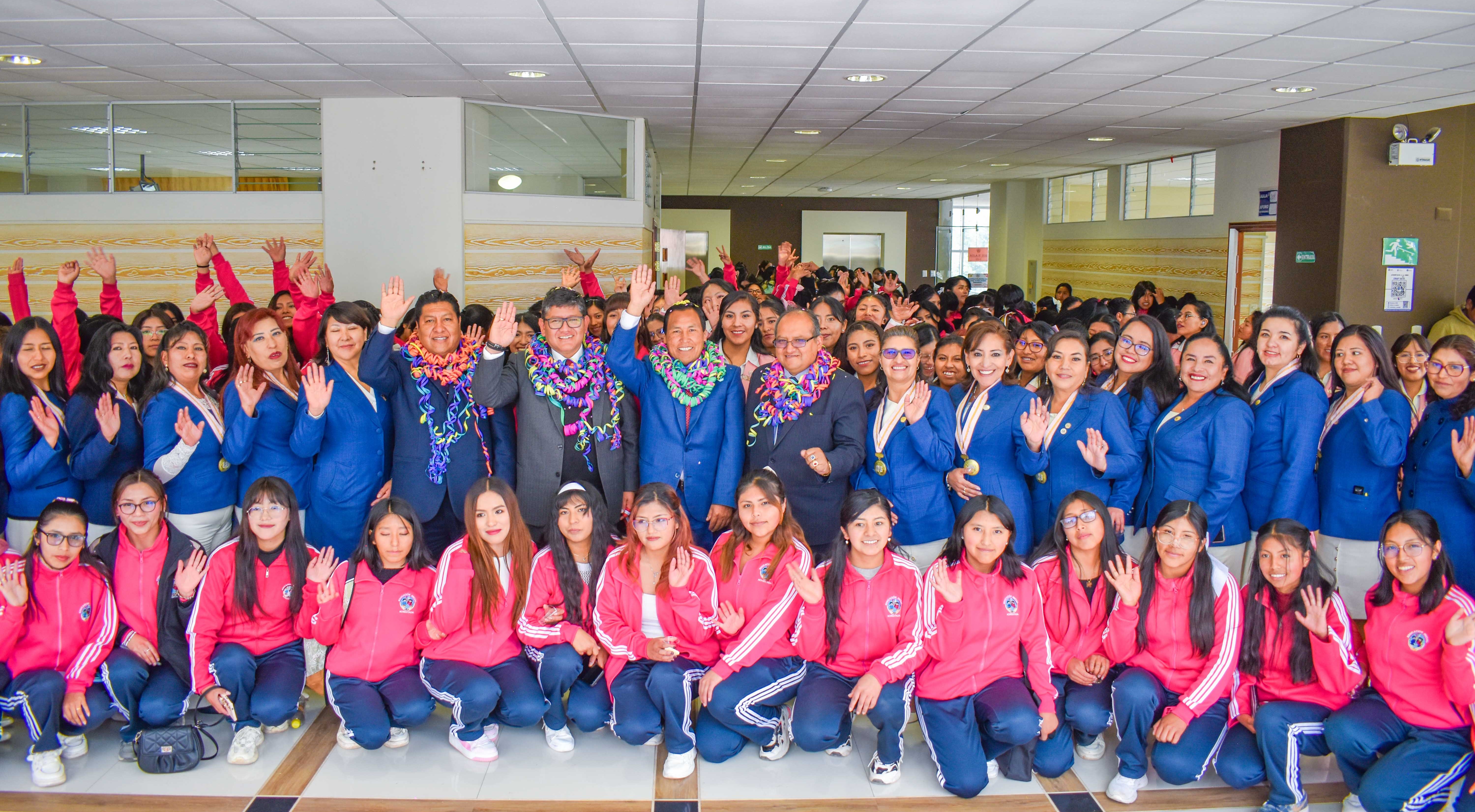 Con el firme compromiso de garantizar una formación de calidad, el rector de la Universidad Nacional del Altiplano de Puno, Dr. Paulino Machaca Ari, realizó la entrega de nuevos ambientes destinados al fortalecimiento académico de la Escuela Profesional de Educación Inicial. Estos espacios contribuirán al desarrollo integral de los futuros profesionales, asegurando condiciones óptimas para la enseñanza, la investigación y la proyección social.