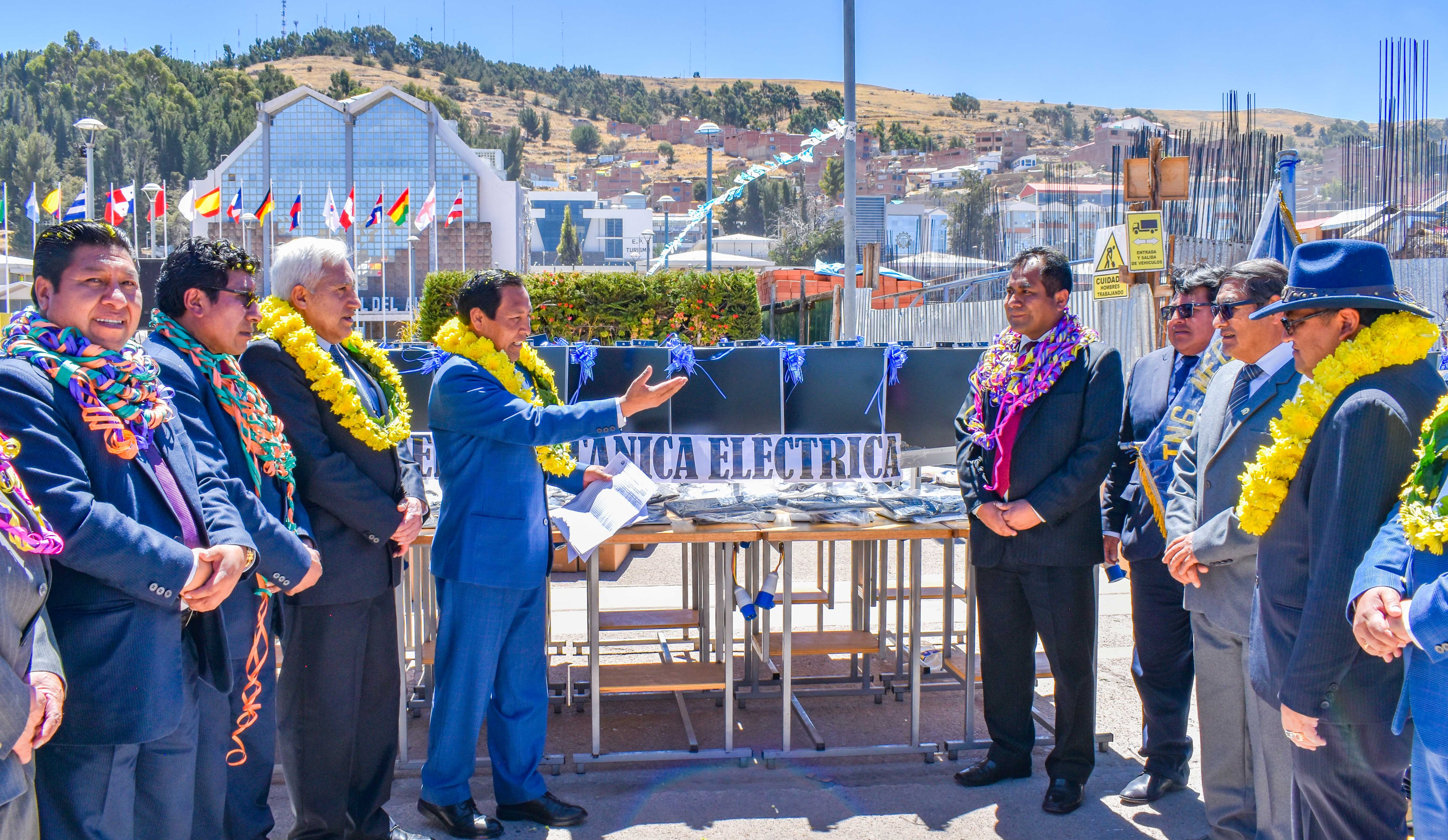 En un acto que consolida su liderazgo en la educación superior de la región, el Rector de la Universidad Nacional del Altiplano, Dr. Paulino Machaca Ari, ha hecho efectiva una promesa de gran impacto para el futuro académico de sus estudiantes, se trata de la entrega oficial de 850 modernas computadoras a sus escuelas profesionales y filiales. Esta acción concreta refleja una gestión que trasciende y marca un hito en la modernización tecnológica como pilar fundamental para la excelencia educativa.