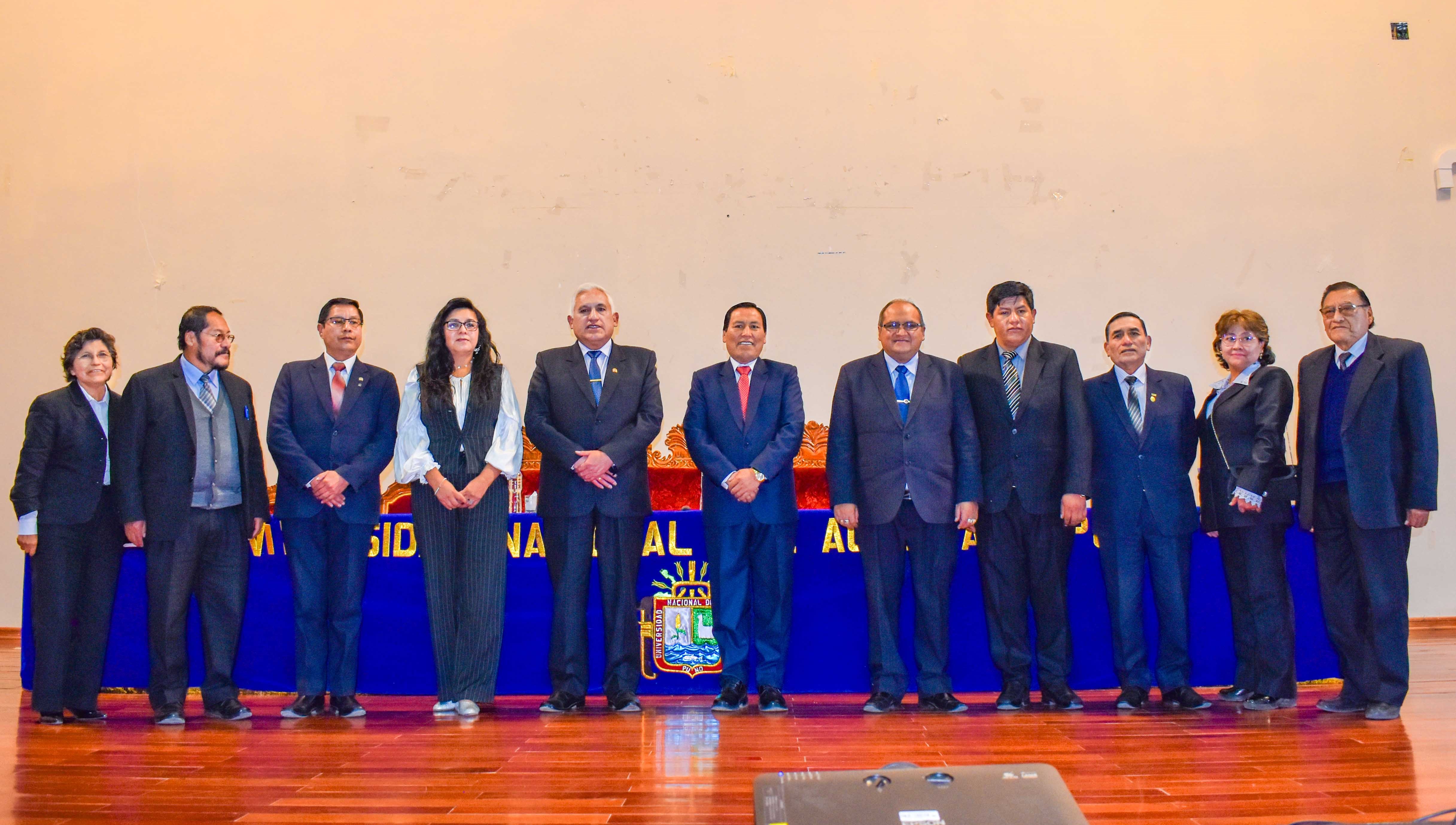 La Universidad Nacional del Altiplano de Puno, a través del Vicerrectorado de Investigación, llevó a cabo el III Seminario de Socialización de Experiencias de Pasantías Docentes Internacionales. El evento sirvió como plataforma para que los docentes beneficiarios expusieran los conocimientos y vivencias adquiridos durante sus estancias de investigación y capacitación de un semestre en prestigiosas universidades de Europa, Asia, Norteamérica y Sudamérica.