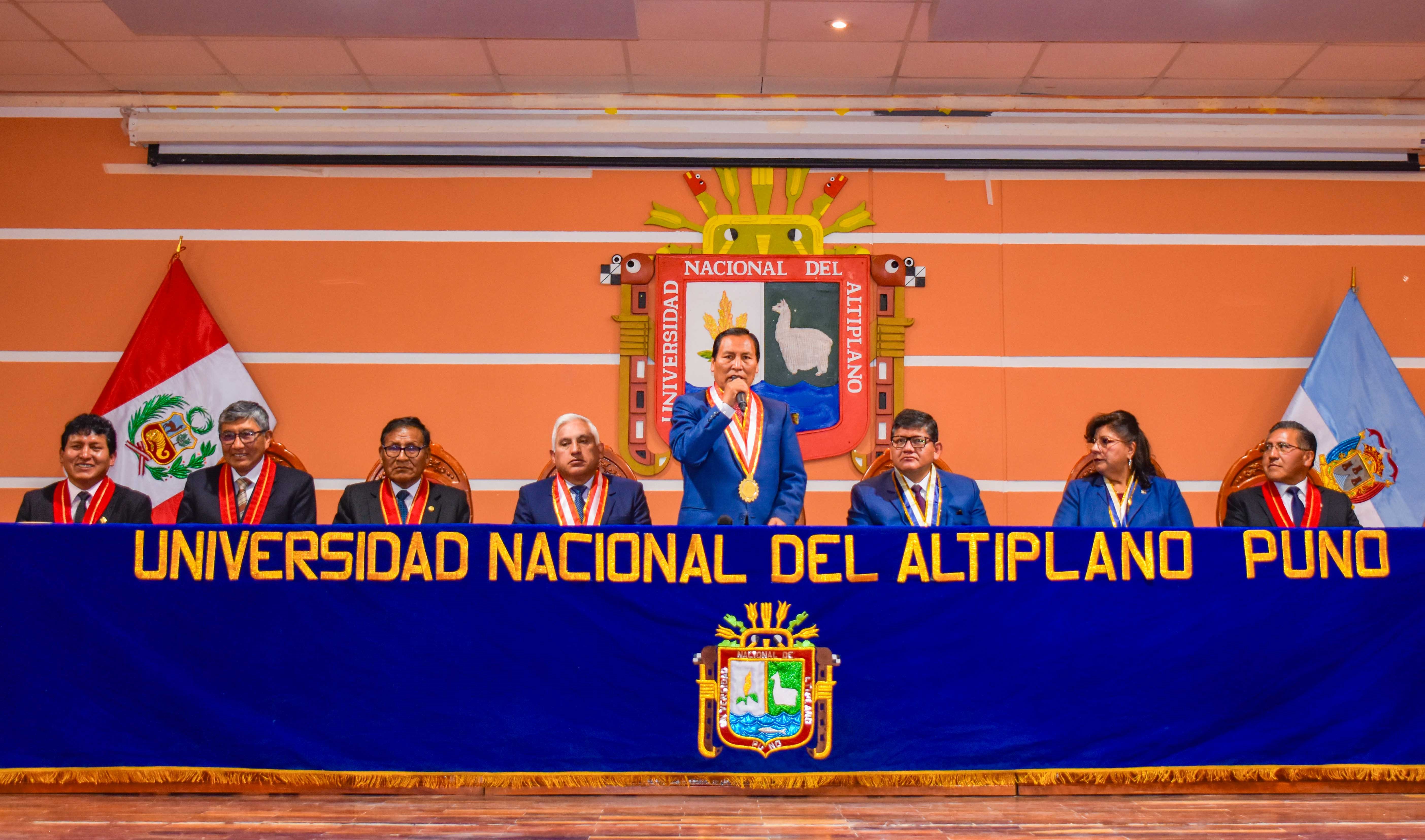 Con una solemne ceremonia protocolar cargada de emociones y reconocimientos, la Facultad de Ciencias Contables y Administrativas de la Universidad Nacional del Altiplano de Puno, celebró sus 61 años de vida institucional. El evento, que reunió a autoridades universitarias, docentes, estudiantes y personal administrativo en el Salón de Grados, sirvió para destacar la trayectoria, los logros y el futuro prometedor de una de las facultades más prestigiosas de esta casa de estudios.