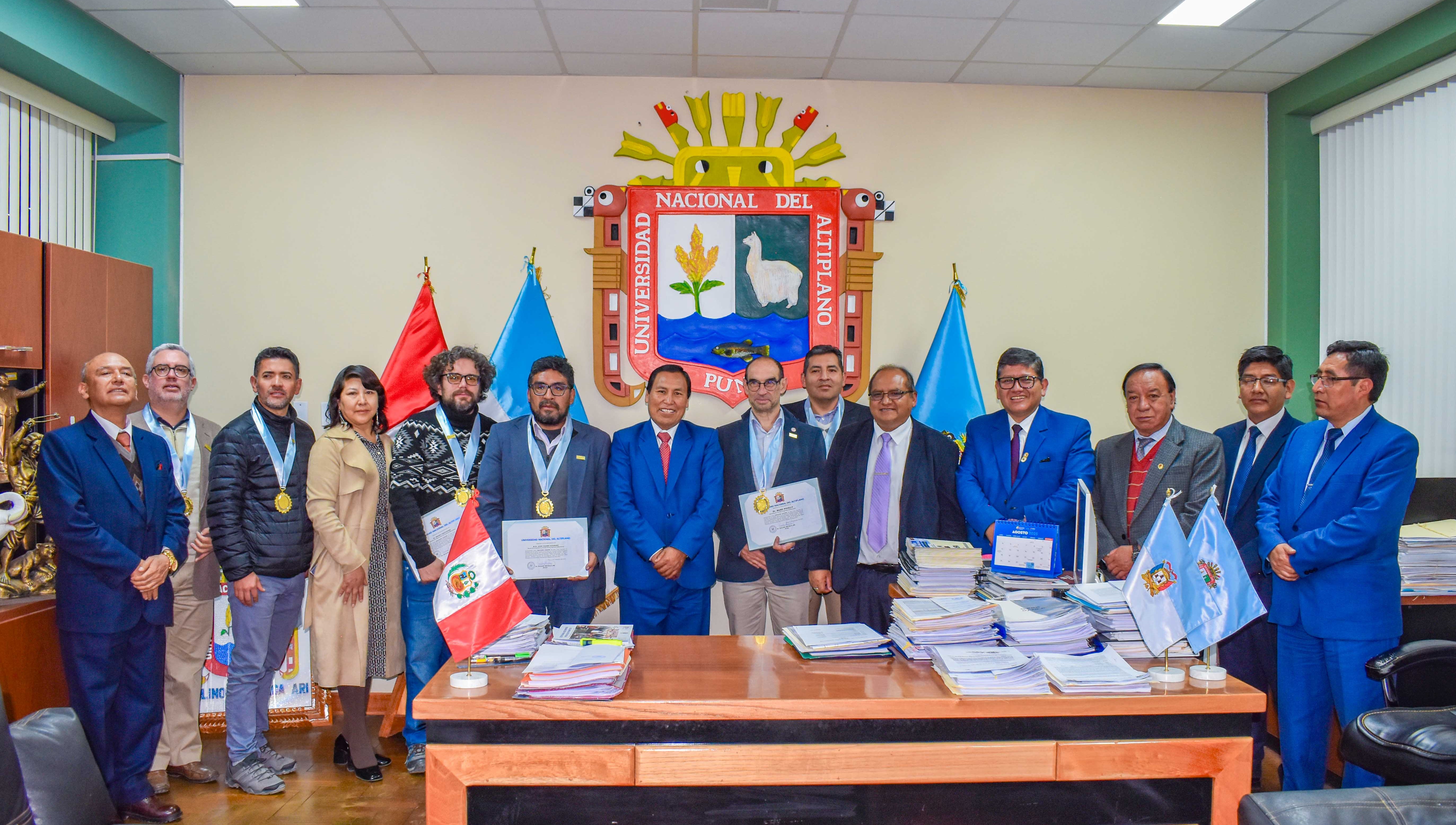 En un paso decisivo hacia su proceso de internacionalización, la Universidad Nacional del Altiplano (UNA) Puno concretó la firma de un significativo convenio de cooperación con prestigiosas instituciones de educación superior de Bolivia, Francia y Perú. El acto, liderado por el Rector de la UNA Puno, Dr. Paulino Machaca Ari, se llevó a cabo en el salón de rectorado de la casa de estudios puneña.
