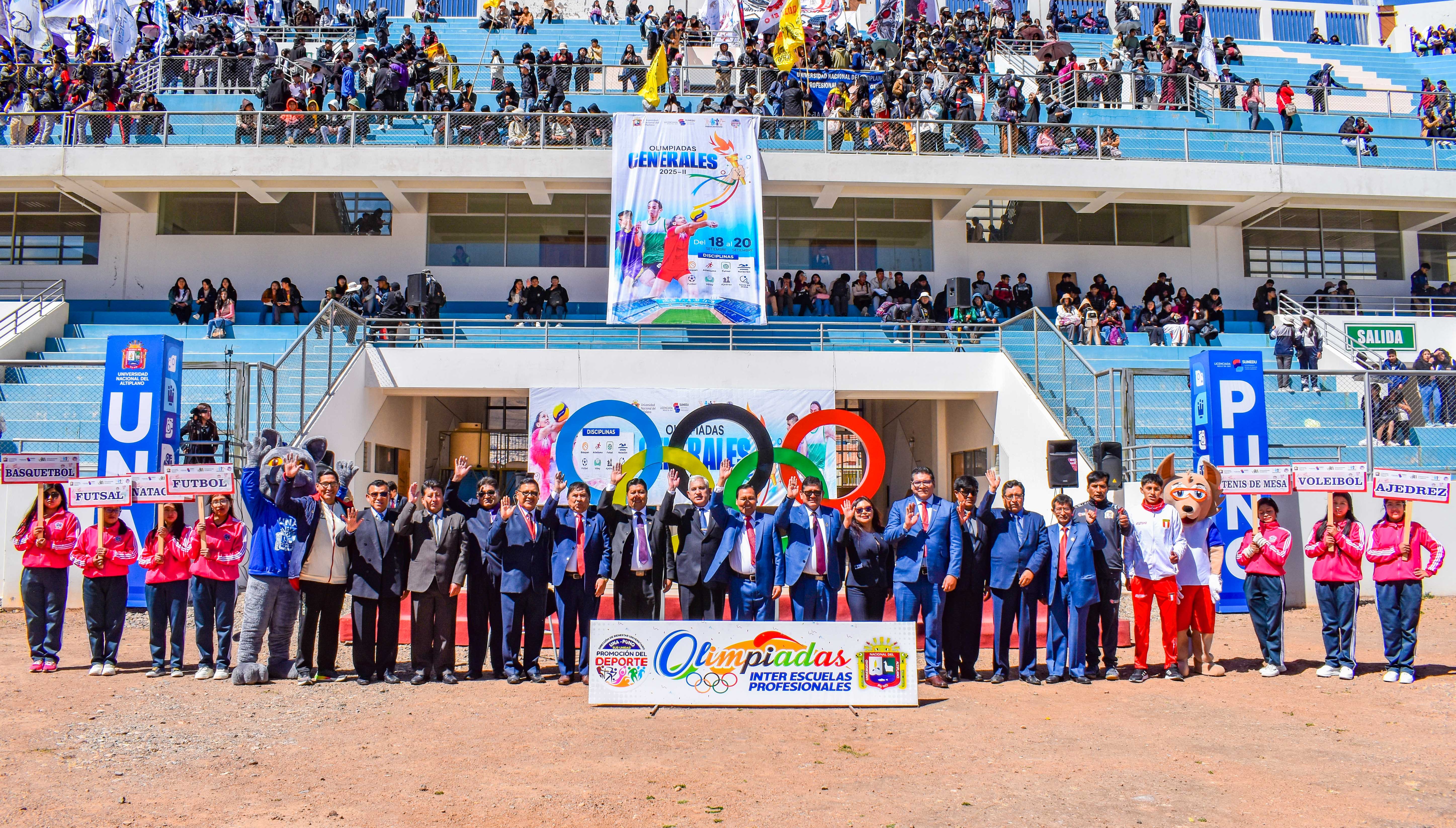 En un acto lleno de color y entusiasmo, la Universidad Nacional del Altiplano de Puno, dio inicio oficial a las Olimpiadas Inter Escuelas Profesionales, en las disciplinas de futbol, futsal, básquet, vóley, natación, atletismo, tenis y ajedrez. La ceremonia de inauguración fue presidida por el Rector, Dr. Paulino Machaca Ari, quien estuvo acompañado por los decanos de las diversas facultades y los equipos deportivos participantes que representan a toda la comunidad universitaria.