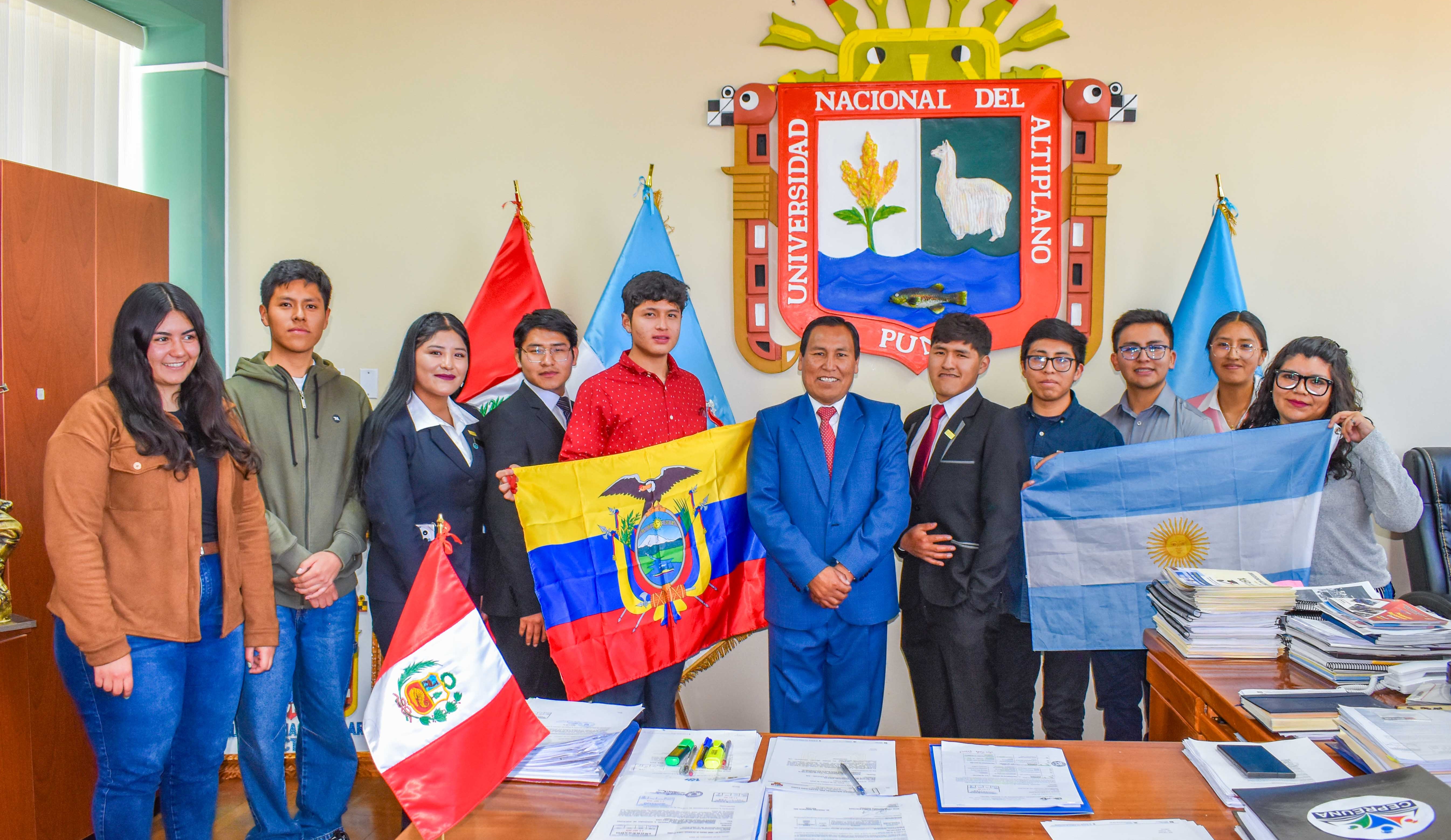 La Universidad Nacional del Altiplano de Puno, abrió sus puertas y brindó un cálido recibimiento a los estudiantes internacionales que forman parte del Programa de Movilidad Académica de la Red CRISCOS. Los alumnos, que ya se encuentran desarrollando sus actividades académicas en distintas escuelas profesionales de esta casa de estudios, fueron recibidos en una ceremonia especial que refleja el compromiso de la universidad con la internacionalización.