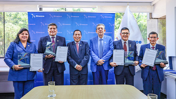 La Universidad Nacional del Altiplano de Puno reafirma su posición como una institución líder en educación superior, tras materializar la acreditación de 15 de sus programas académicos. Este logro, que incluye a cuatro carreras evaluadas bajo los rigurosos estándares del Sistema Nacional de Evaluación, Acreditación y Certificación de la Calidad Educativa (SINEACE), es un testimonio claro de su compromiso con la calidad educativa y su firme camino hacia la internacionalización.