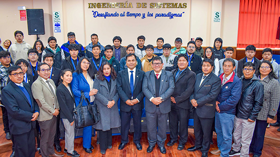 La Escuela Profesional de Ingeniería de Sistemas de la Universidad Nacional del Altiplano Puno llevó a cabo una ceremonia especial para la imposición de medallas y diplomas de reconocimiento. Este acto distinguió a estudiantes y egresados que resultaron ganadores en las categorías del Concurso de Proyectos Estudiantiles y Poster Científico, eventos que promueven la innovación y la aplicación práctica del conocimiento.