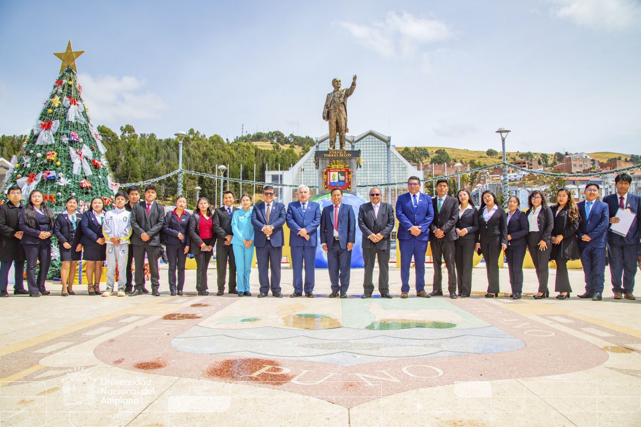 Con el objetivo fundamental de fomentar el desarrollo de habilidades de investigación, comunicación y divulgación científica entre los estudiantes universitarios, la Universidad Nacional del Altiplano Puno realizó una destacada feria de proyectos de tesis. La iniciativa busca potenciar la etapa de elaboración de las tesis, promoviendo una sólida cultura de investigación que contribuya al avance del conocimiento en diversas áreas académicas, impulsando el trabajo en equipo y la colaboración multidisciplinari
